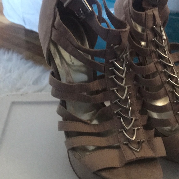 Tan color heels - Picture 4 of 4